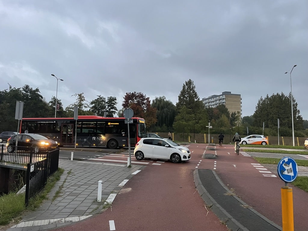 As a result, warning signals are sometimes activated too late or are continuously activated, leaving limited reaction time for drivers. For VRUs, this increased the likelihood and severity of near-miss situations. From an Intelligent Transport Systems (ITS) perspective, the issue was not road user behavior — it was that the infrastructure no longer matched real traffic conditions.